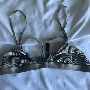 Out From Under Silver Pleated Wireless Bralette Size Small
